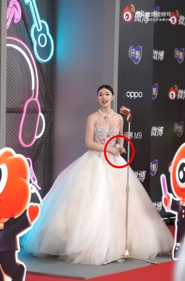 林允走红毯裙子崩开 险走光机灵反应网狂赞