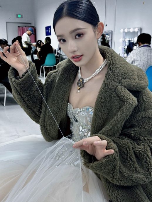 林允走红毯裙子崩开 险走光机灵反应网狂赞