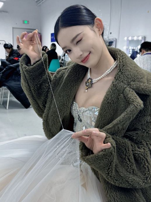 林允走红毯裙子崩开 险走光机灵反应网狂赞