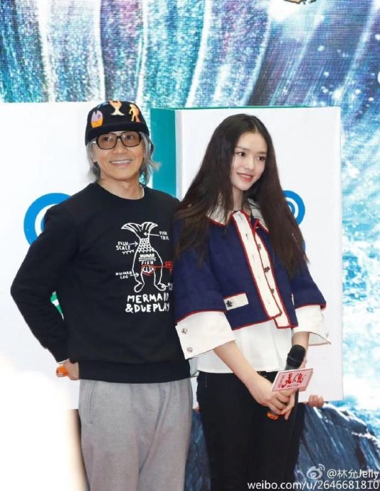 林允走红毯裙子崩开 险走光机灵反应网狂赞