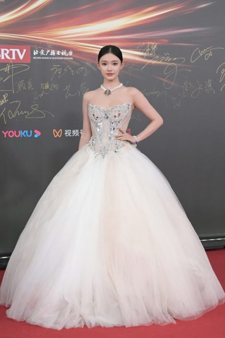 林允走红毯裙子崩开 险走光机灵反应网狂赞