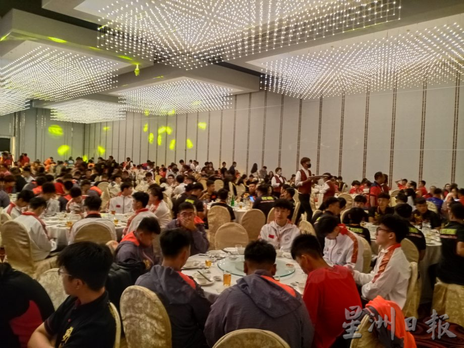 柔: “2024年世界龙王争霸赛”迎宾宴 汇集国内外舞龙队精英