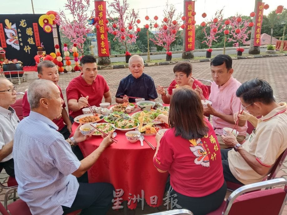 柔︰提自制纸皮舞狮舞龙 学生踩街拜早年