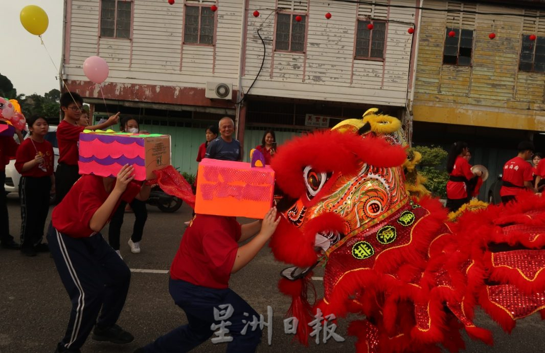 柔︰提自制纸皮舞狮舞龙 学生踩街拜早年