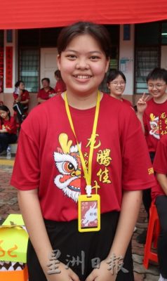 柔︰提自制纸皮舞狮舞龙 学生踩街拜早年