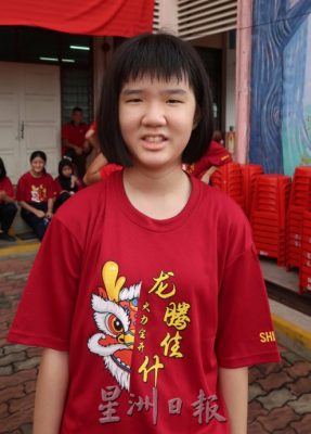柔︰提自制纸皮舞狮舞龙 学生踩街拜早年