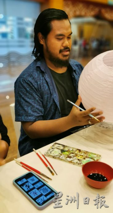 柔: 新马寺迎龙年造势活动 500灯笼题字绘画制创意龙