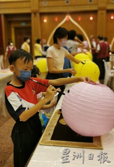 柔: 新马寺迎龙年造势活动 500灯笼题字绘画制创意龙