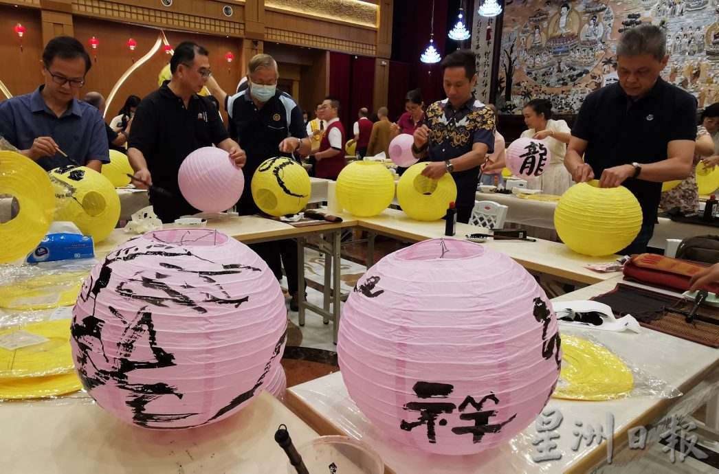 柔: 新马寺迎龙年造势活动 500灯笼题字绘画制创意龙