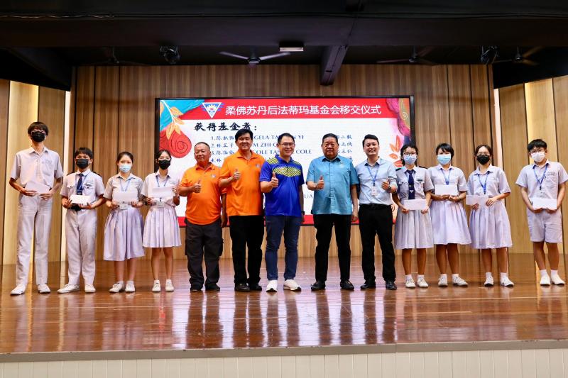 柔： 柔苏丹后法蒂玛基金会  拨款发物资箱助永中生