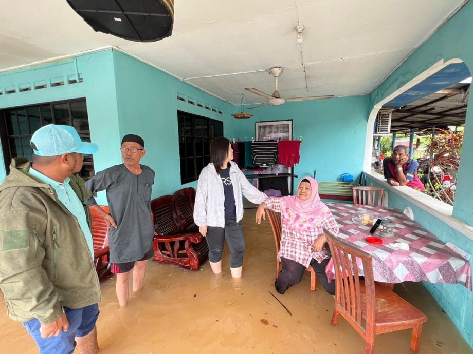 柔: 河水满溢倒灌 避兰东新村闪电水灾