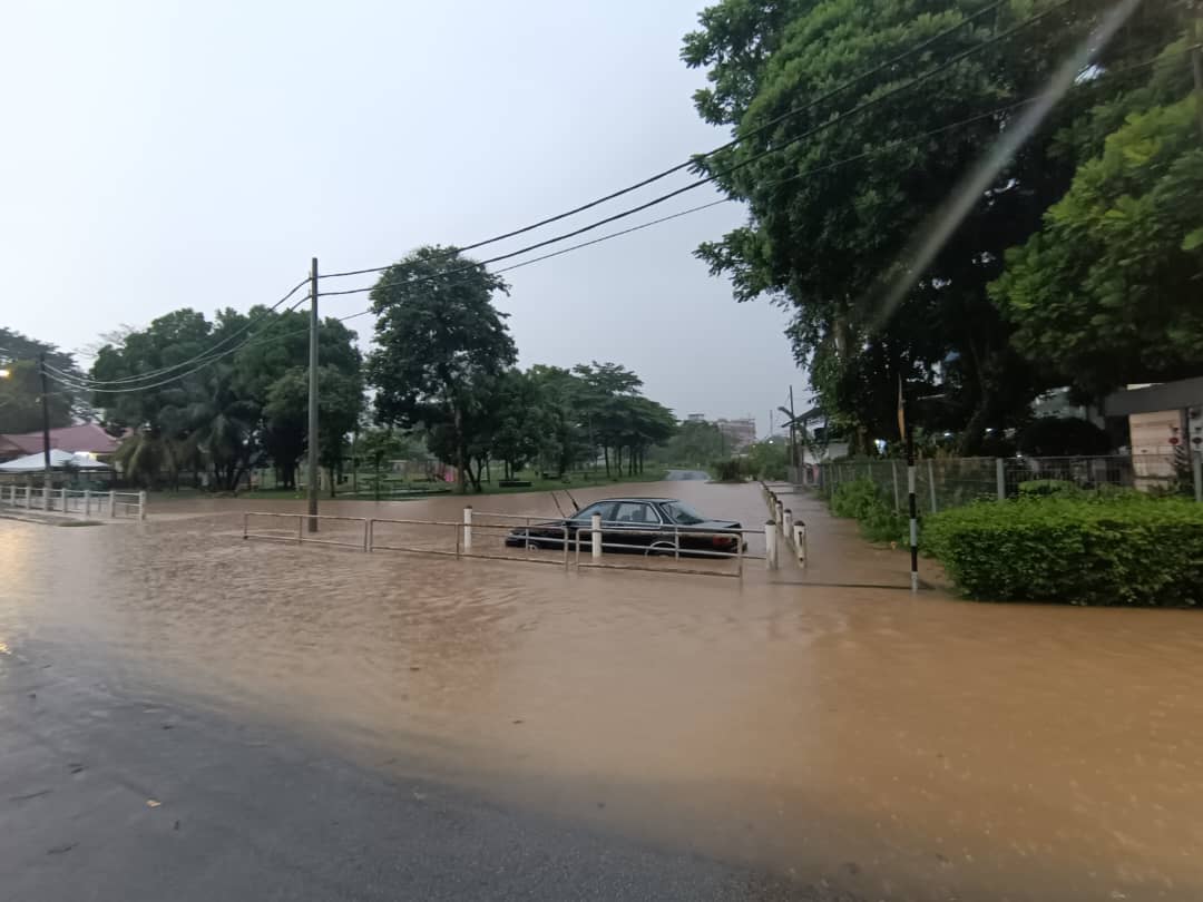 柔: 河水满溢倒灌 避兰东新村闪电水灾