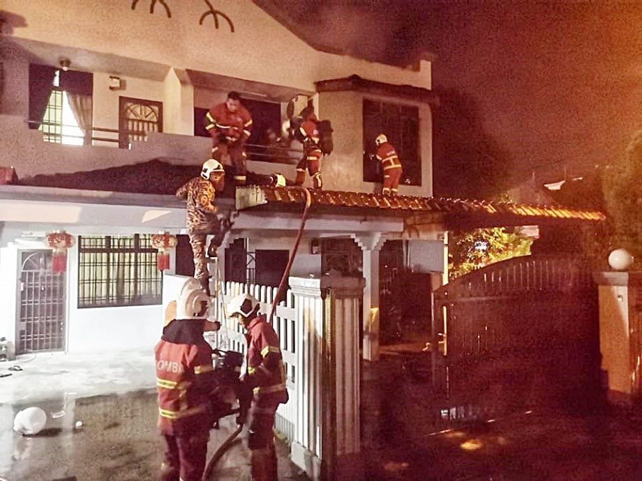 柔:疑电线短路 损失待估 民宅全家外出后失火