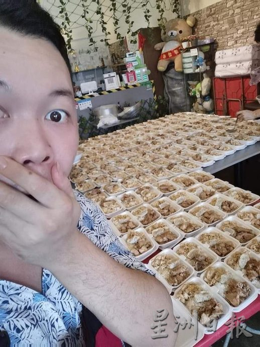 柔:【善心美事】:餐厅老板捐盒饭物资 救助贫户流浪汉逾10年