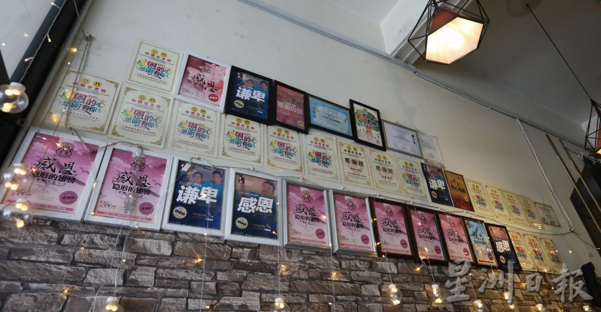 柔:【善心美事】:餐厅老板捐盒饭物资 救助贫户流浪汉逾10年