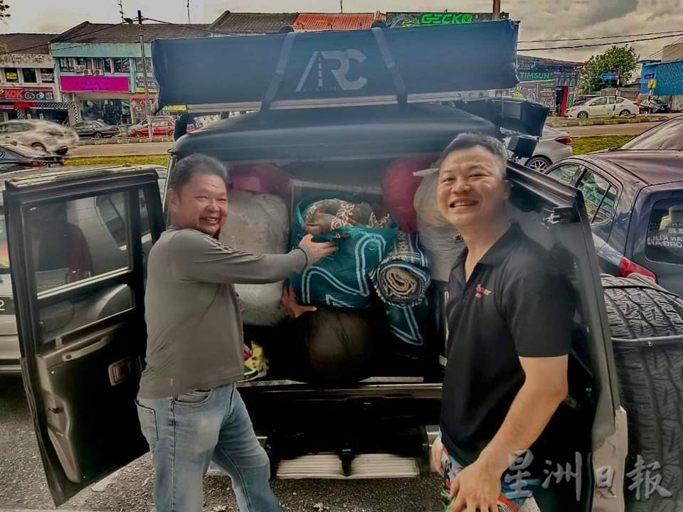 柔:【善心美事】:餐厅老板捐盒饭物资 救助贫户流浪汉逾10年