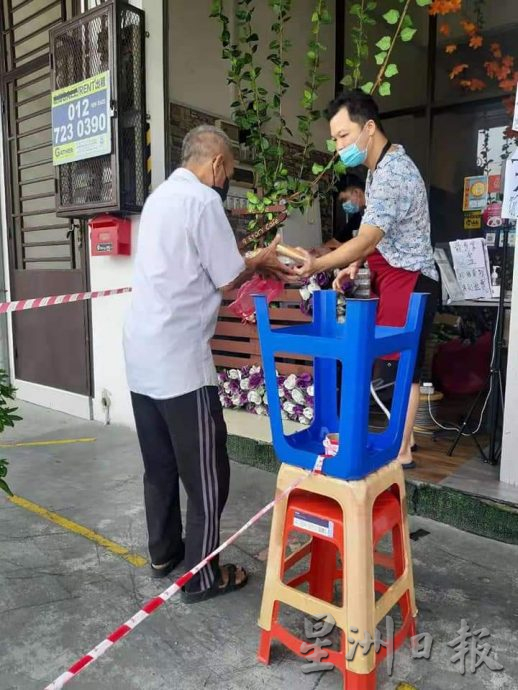 柔:【善心美事】:餐厅老板捐盒饭物资 救助贫户流浪汉逾10年