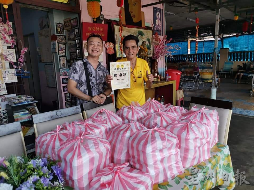 柔:【善心美事】:餐厅老板捐盒饭物资 救助贫户流浪汉逾10年