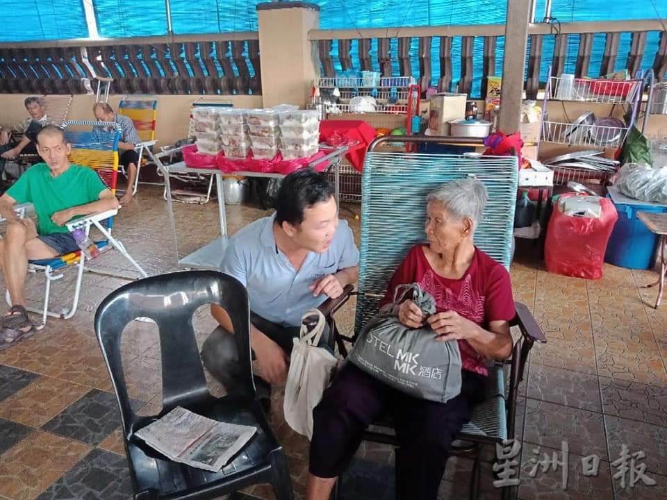 柔:【善心美事】:餐厅老板捐盒饭物资 救助贫户流浪汉逾10年