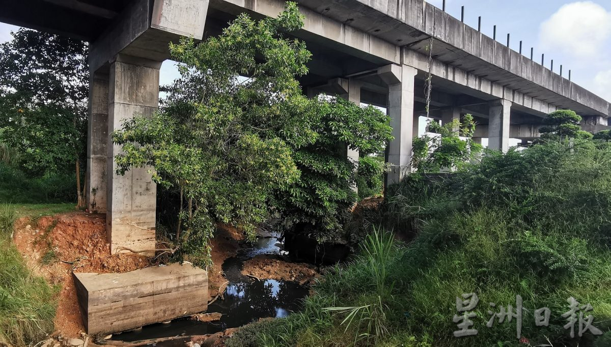 柔:【民生特工队】:雨水冲刷 泥土流失 沟涵崩塌 火车桥桥墩岌岌可危