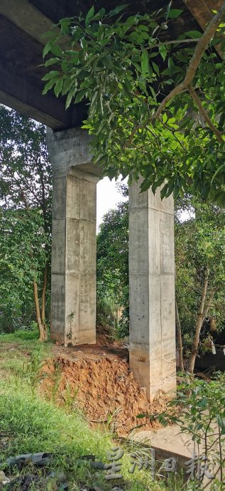柔：【民生特工队】：雨水冲刷 泥土流失 沟涵崩塌  火车桥桥墩岌岌可危