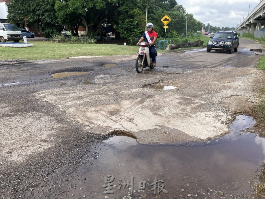 柔:【民生特工队】::武吉仕砵火车轨道旁道路坑洞处处令人忧