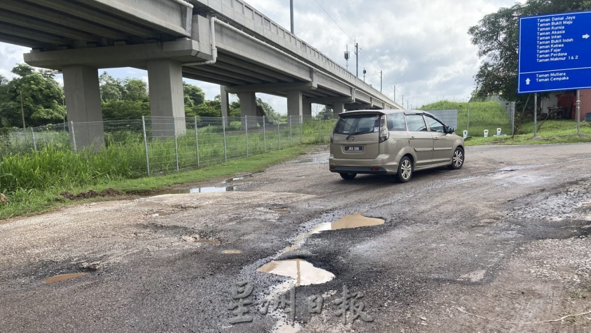 柔:【民生特工队】::武吉仕砵火车轨道旁道路坑洞处处令人忧