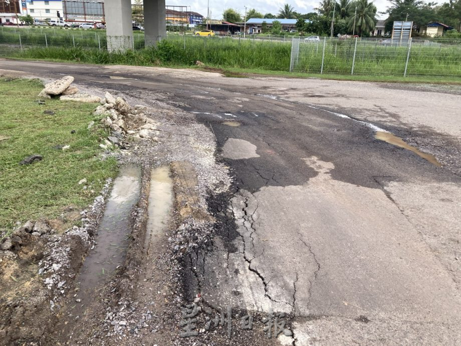 柔:【民生特工队】::武吉仕砵火车轨道旁道路坑洞处处令人忧