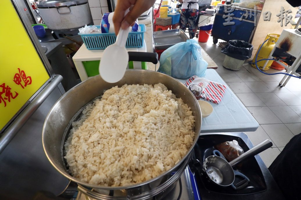 柔：【食客指路】（1月30日刊）饭带椰香炸鸡鲜嫩多汁 “天赐良鸡”俘虏饕客