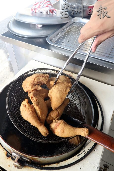 柔：【食客指路】（1月30日刊）饭带椰香炸鸡鲜嫩多汁 “天赐良鸡”俘虏饕客