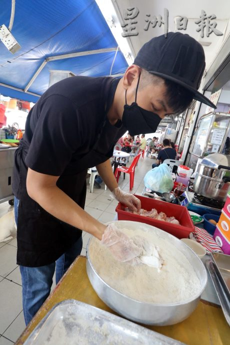 柔：【食客指路】（1月30日刊）饭带椰香炸鸡鲜嫩多汁 “天赐良鸡”俘虏饕客