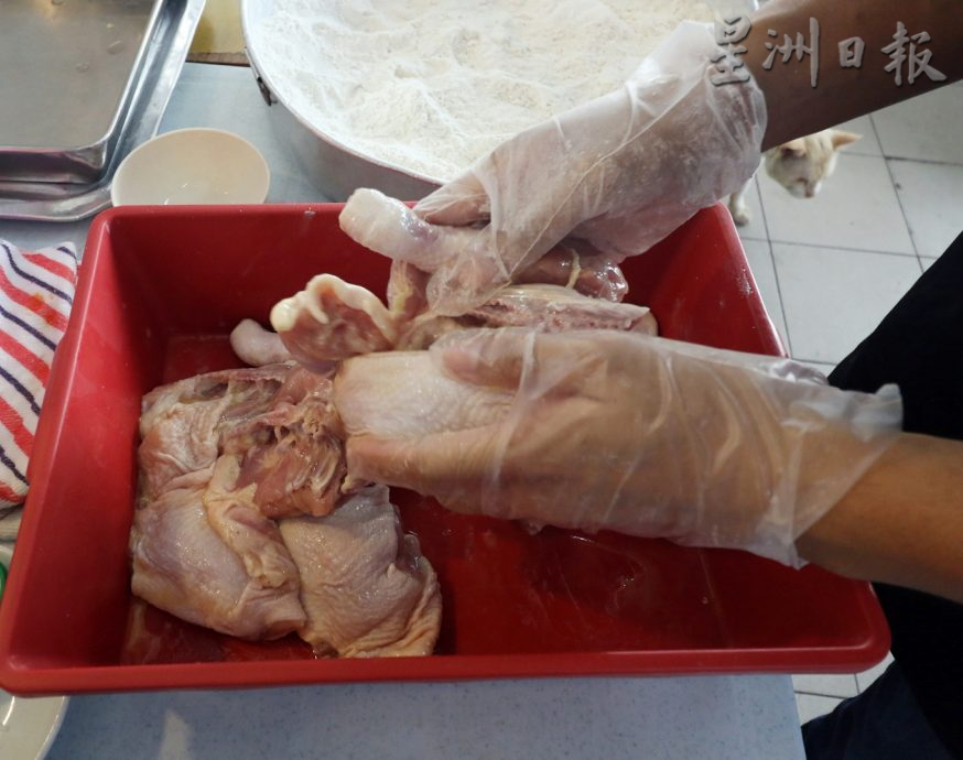 柔：【食客指路】（1月30日刊）饭带椰香炸鸡鲜嫩多汁 “天赐良鸡”俘虏饕客