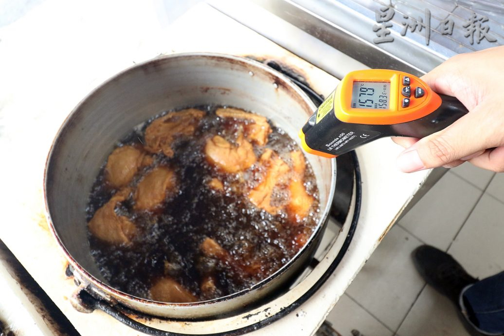 柔：【食客指路】（1月30日刊）饭带椰香炸鸡鲜嫩多汁 “天赐良鸡”俘虏饕客