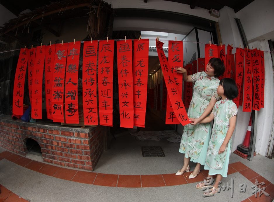 柔:书法家 学生聚陈旭年文化街 雨中挥洒墨香 迎龙年