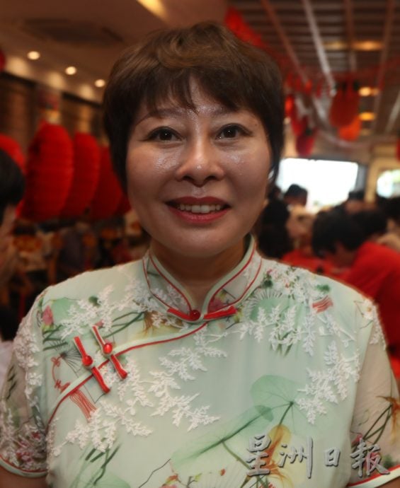 柔:书法家 学生聚陈旭年文化街 雨中挥洒墨香 迎龙年