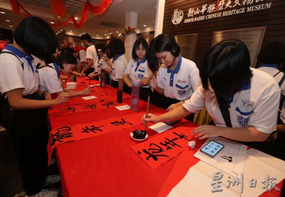 柔：书法家 学生聚陈旭年文化街  雨中挥洒墨香 迎龙年