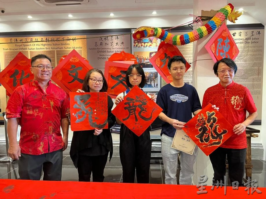 柔:书法家 学生聚陈旭年文化街 雨中挥洒墨香 迎龙年