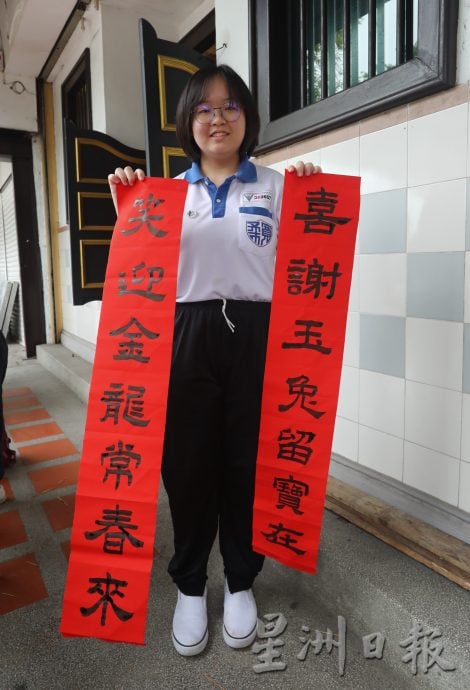 柔:书法家 学生聚陈旭年文化街 雨中挥洒墨香 迎龙年