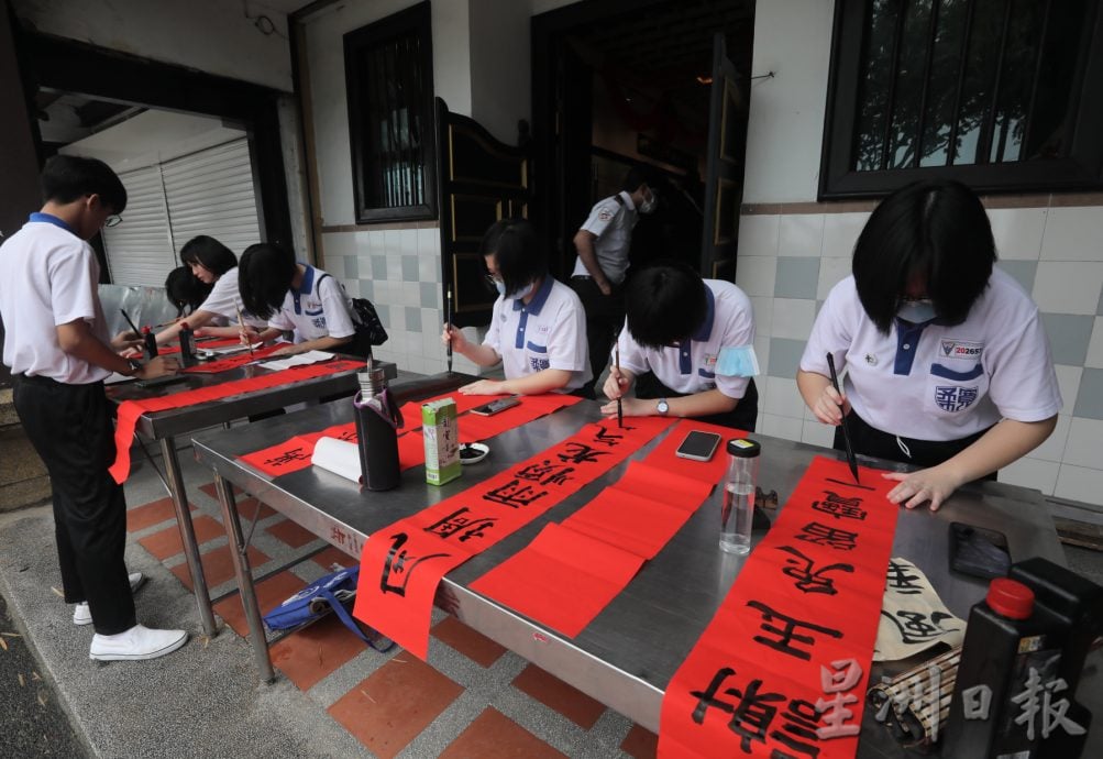 柔：书法家 学生聚陈旭年文化街  雨中挥洒墨香 迎龙年