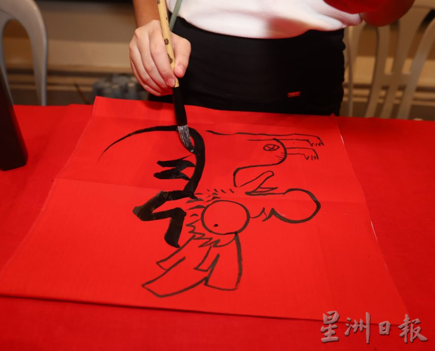 柔:书法家 学生聚陈旭年文化街 雨中挥洒墨香 迎龙年
