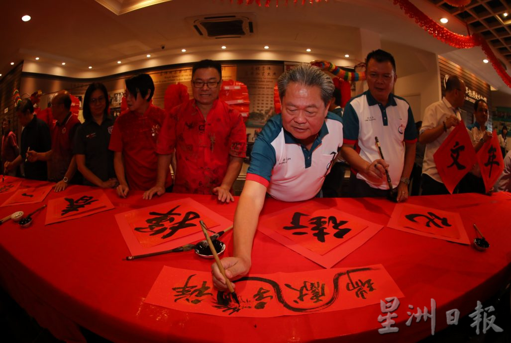 柔:书法家 学生聚陈旭年文化街 雨中挥洒墨香 迎龙年