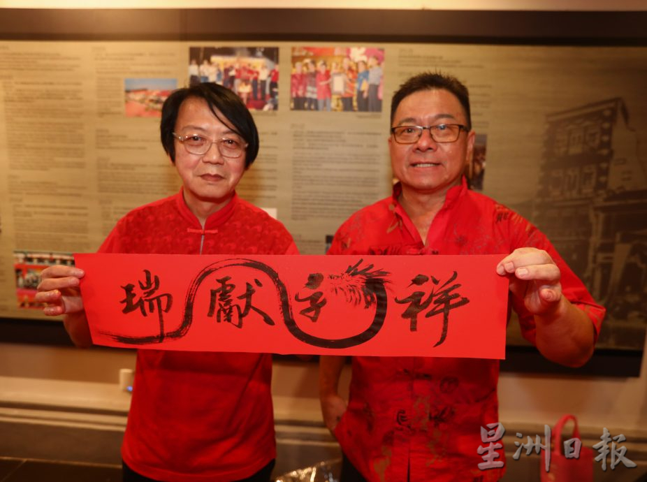 柔:书法家 学生聚陈旭年文化街 雨中挥洒墨香 迎龙年