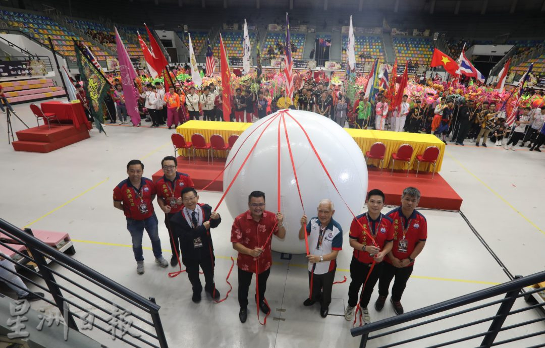 柔:何朝东:盼舞龙文化能争取列入非物质文化遗产