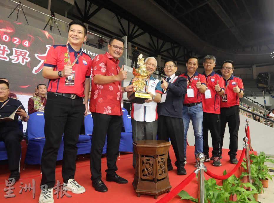 柔:何朝东:盼舞龙文化能争取列入非物质文化遗产