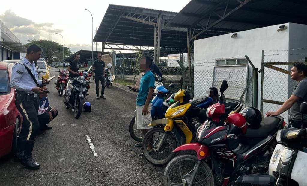 柔：哥打丁宜警方特别执法，开15张罚单，充公9交通工具