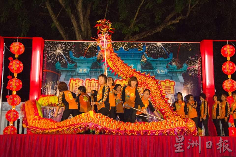 柔：封底：这些人，那些事（1月29日刊）：千年巾帼龙队走过12年精彩历程 即将告别舞龙舞台