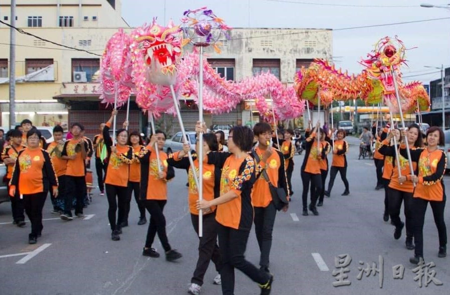 柔：封底：这些人，那些事（1月29日刊）：千年巾帼龙队走过12年精彩历程 即将告别舞龙舞台