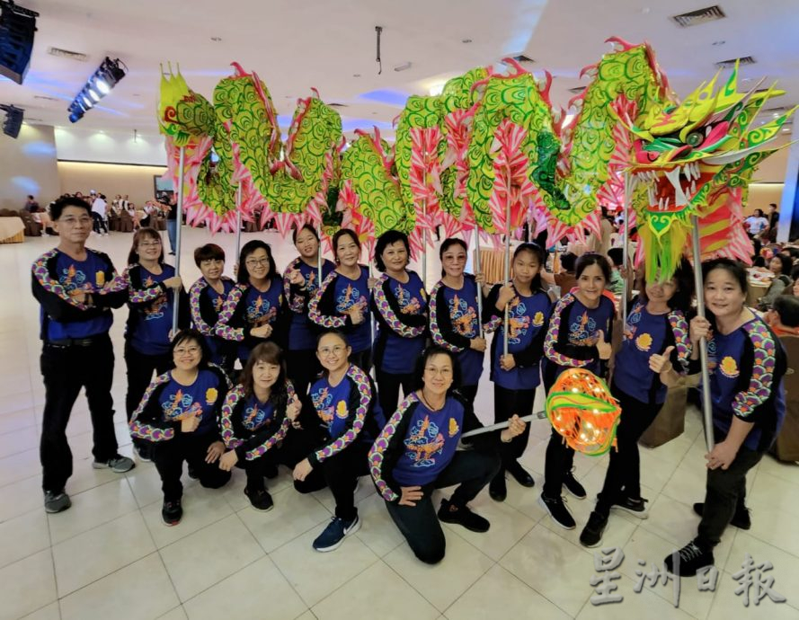 柔：封底：这些人，那些事（1月29日刊）：千年巾帼龙队走过12年精彩历程 即将告别舞龙舞台