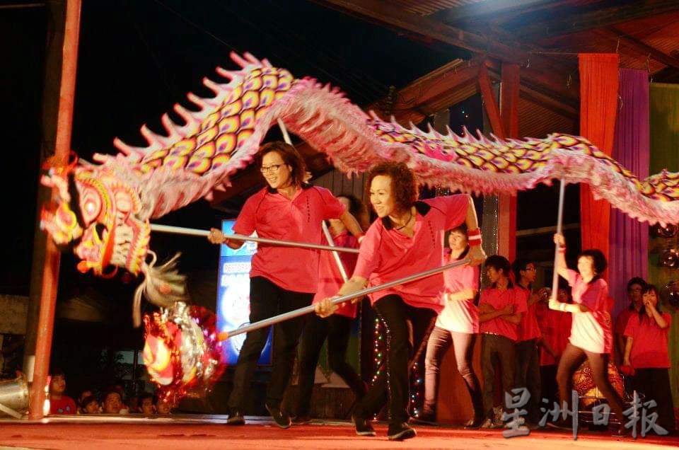 柔:封底:这些人,那些事(1月29日刊):千年巾帼龙队走过12年精彩历程 即将告别舞龙舞台