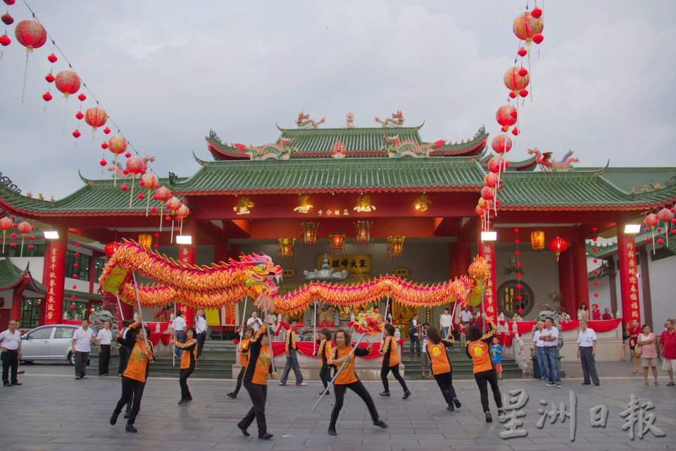 柔：封底：这些人，那些事（1月29日刊）：千年巾帼龙队走过12年精彩历程 即将告别舞龙舞台